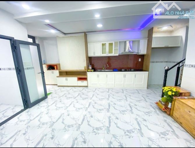 Vị trí đẹp , cách MT vài bước chân , CMT8 QUẬN 3