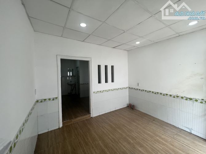 Bán nhà ngay Ngã tư Bình Phước, ngang 3.5m, sổ hồng riêng, giá mini 2.3 tỷ