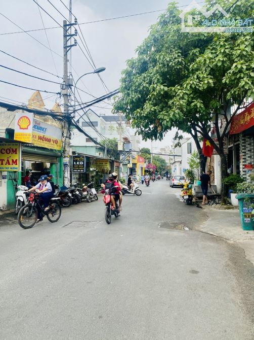 Nhà mặt phố đường Tân Thới Hiệp 14, Gần Gò Vấp. Vị trí kinh doanh. DT: 5x25m Giá: 7.8 tỷ