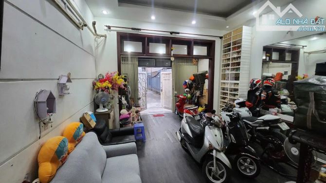 🏠 Bán nhà Lê Thị Riêng 62m² 4 tầng – 23 tỷ – Hẻm xe hơi Quận 1