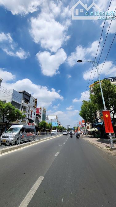 Bán nhà Mặt Tiền đường Lê Văn Quới, Góc Kinh Doanh 196m2 ( 7.45x 26 ) , Tiện xây cao tầng
