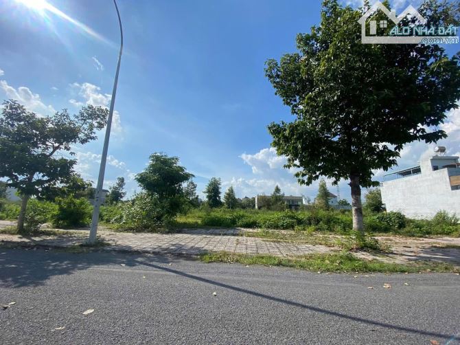 Chính chủ THANH LÝ GẤP lô 180m2 Giá 2tỷ3. Đường rộng, dân đông kín, nhiều tiện íc