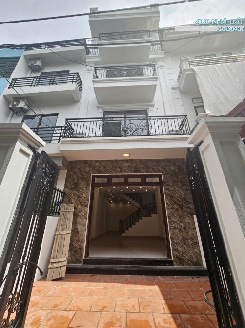 Nhà mới 75m*4tầng*4ngủ*hơn 8tỷ. Giá rẻ nhất Long Biên, hàng xóm kđt vin nhiều tiện ích.