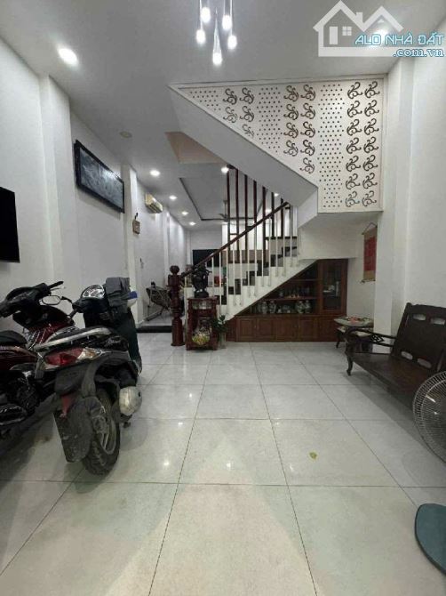 NHÀ CẠNH CHỢ PHÚ LÂM , HẺM XE HƠI THÔNG , 4 TẦNG ĐÚC KIÊN CỐ , CHỈ 7,78 TỎI .