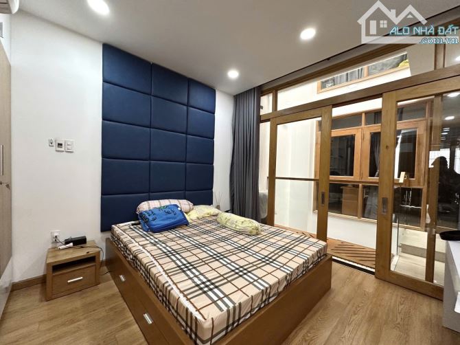 Bán nhà 5 tầng Hai Bà Trưng - Tân Định, xe hơi ngủ trong nhà, dt: 4,2m x 20m. Giá 20,5 tỷ.