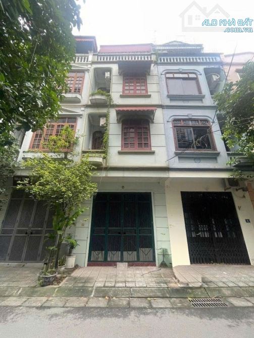 Cho thuê nhà Lạc Trung, Hai Bà Trưng - Phân lô, Ô tô thông, Vỉa hè