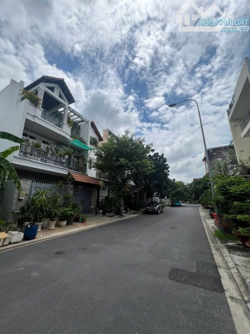 Bán đất tặng căn nhà cấp 4 khu VIP Bên Sông, ngay Giga Mall, DT 120m2 giá 9.6 tỷ.