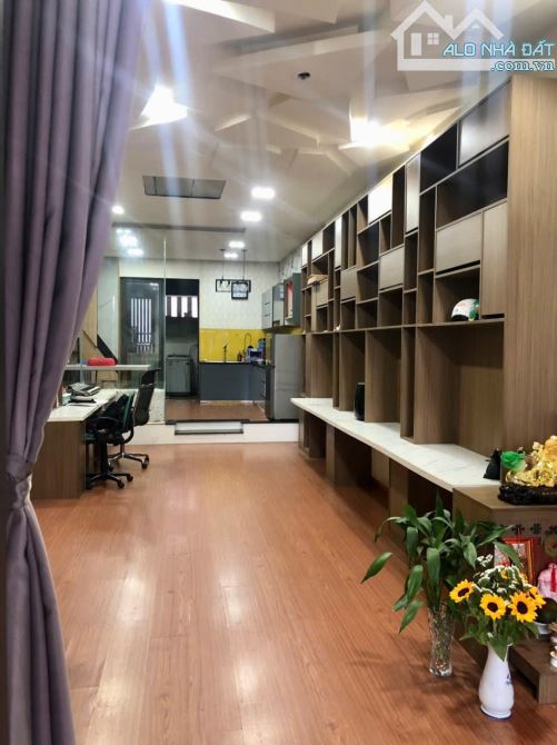 Bán nhà 2 tầng mặt tiền Hoàng Đạo Thúy, diện tích lớn 110m2 đầy đủ công năng vào ở ngay