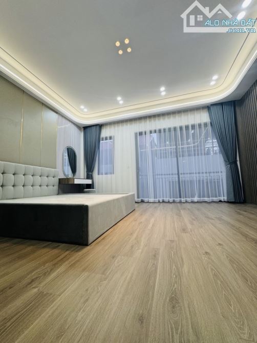 Cự Khối ngay hồ 31ha  50m 6Tầng Thang máy Ô tô chỉ nhỉnh 8 tỷ