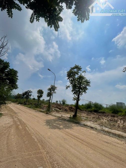 Cho thuê Việt Hưng- Đất đẹp -Vỉa hè-Sân bãi-Kho xưởng-công viên.