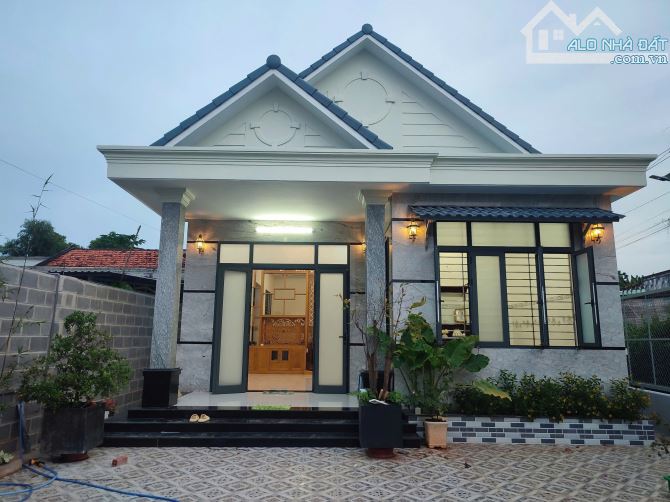 BÁN NHÀ MÁI THÁI 2 MẶT TIỀN ĐƯỜNG NHỰA - TT ĐẤT ĐỎ.DT 430m2(5,6×48) ĐẨT NỞ HẬU 12,5M