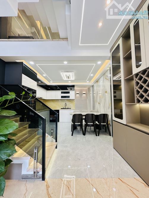Nhà mới tinh, ngay cầu vượt Ngã tư Ga,giáp Gò Vấp