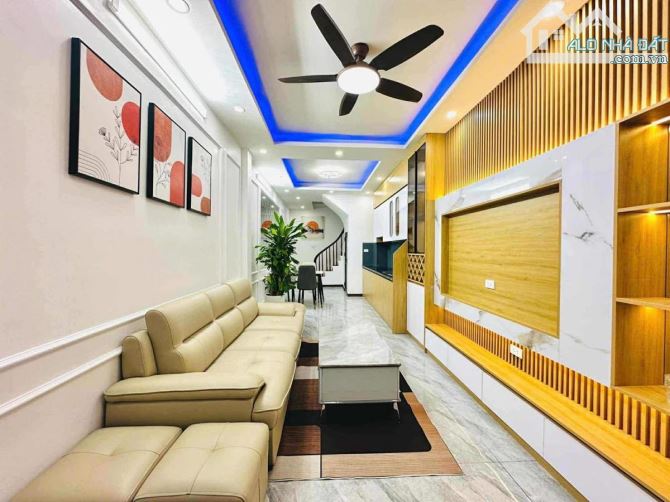 Cực đỉnh! Hoàng Mai ô tô đỗ, ngõ thông, đẹp tựa KS 5 sao, nội thất hiện đại, 40m2.
