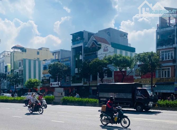 Bán nhà 4 tầng Điện Biên Phủ : 100m2 có 10 căn hộ .