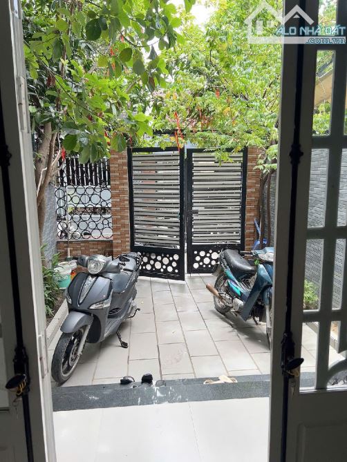 Nhà Sân vườn ngay trung tâm chỉ hơn 5 tỷ - 100m2 đất vuông vắn