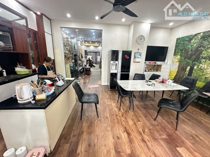 BÁN NHÀ PHÂN LÔ KHU VIP AN DƯƠNG VƯƠNG – DIỆN TÍCH 65M 4TẦNG THANG MÁY GIÁ 32 TỶ.