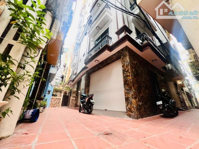 Bán căn góc ngã tư Hoàng Quốc Việt - Hơn 18 Tỷ, 65m, 7 tầng thang máy
