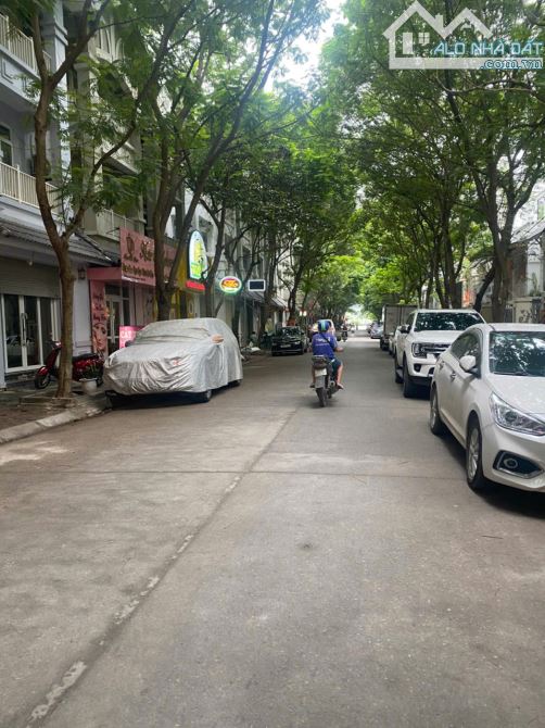 Bán nhà vườn tổng cục 5 Tân Triều, vỉa hè 3m, phố trung tâm  DT: 100 m x 6 tầng, MT: 5,5m