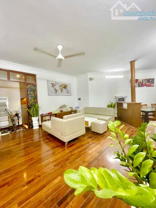 Bán CHCC Hoàng Đạo Thuý -Cầu Giấy.Diện tích 160m2,4 Phòng Ngủ,Tặng Nội Thất