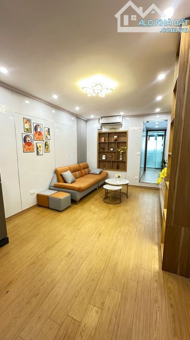 Bán tập thể Thái Thịnh, Đống Đa, 60m, tầng 3, nhà đẹp ở luôn.