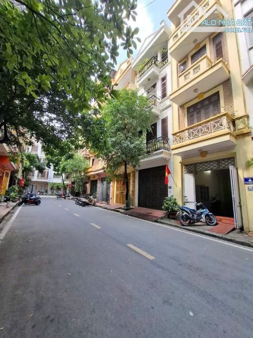 LIỀN KỀ KHU ĐÔ THỊ ĐẠI KIM , NGUYỄN CẢNH DỊ 52M XÂY 4 TẦNG Ô TÔ TRÁNH , 2 MẶT TIỀN