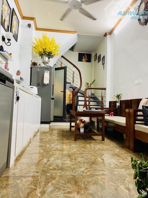 Biệt Thự phân lô phố Chùa Láng- 20m ra mặt ngõ oto- Diện tích 25m2- 5 tầng 3 ngủ- Giá 7 tỷ