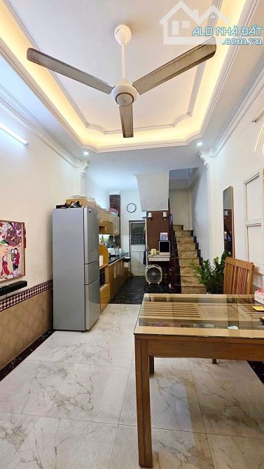 Bán nhà phố Đặng Tiến Đông - 10m ra mặt phố - 5 tầng - 3 phòng ngủ - Giá 8.6 tỷ ( CTL )