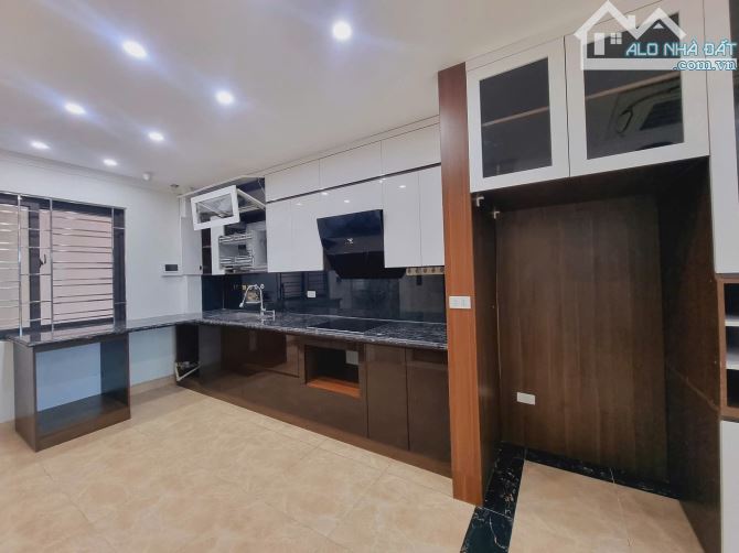 HOÀNG CẦU -ĐỐNG ĐA-PHÂN LÔ-VỊ TRÍ KIM CƯƠNG-Ô TÔ CHẠY VÒNG-7 TẦNG THANG MÁY-NHÀ MỚI-31 TỶ - 14