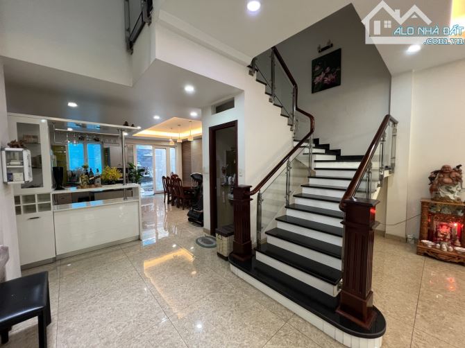 Bán biệt thự Bình Thạnh - 120m2 - hầm + 4 tầng - khu sang sịn bậc nhất - 10