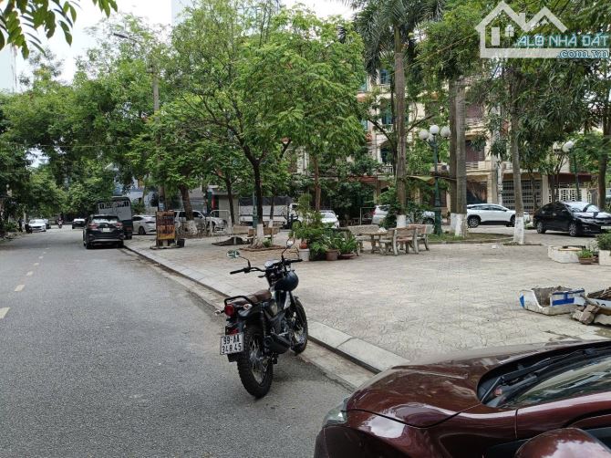 Bán lô giãn dân gần ngã 6 , thông hai đầu , một mặt nhìn vườn hoa - 1