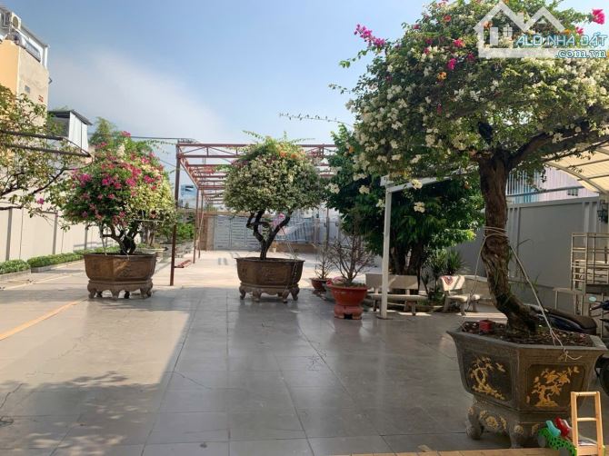 BIỆT THỰ SÂN VƯỜN 1000M2 SANG TRỌNG RỘNG RÃI BẬC NHẤT HÓC MÔN - 1