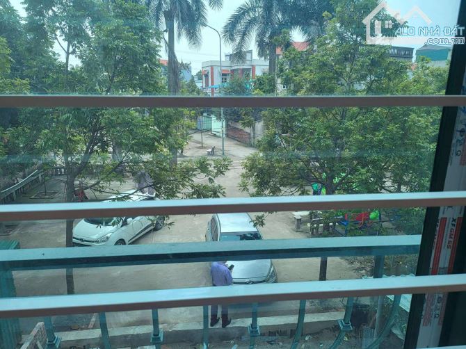 Nhà Đại cát 32 M ,5 tầng ô tô 7 chỗ đỗ cửa, trước nhà Sân chơi rộng đỗ nhiều ô tô, sân chơ - 1