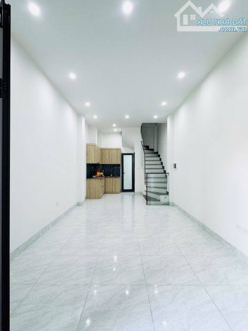 Gần công viên Ngọc Thuỵ. 35m*5tầng, 20m ra mặt phố Hồng Tiến, cách cầu Long Biên 200m - 1