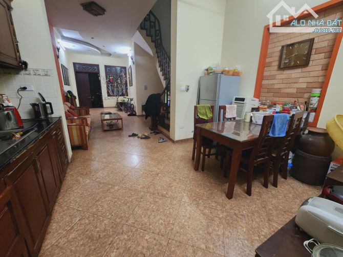 MẶT NGÕ- LÔ GÓC- DÂN XÂY- Ô TÔ VÀO NHÀ- GẦN NGAY PHỐ- ĐỖ NGÀY ĐÊM-HOÀNG HOA THÁM