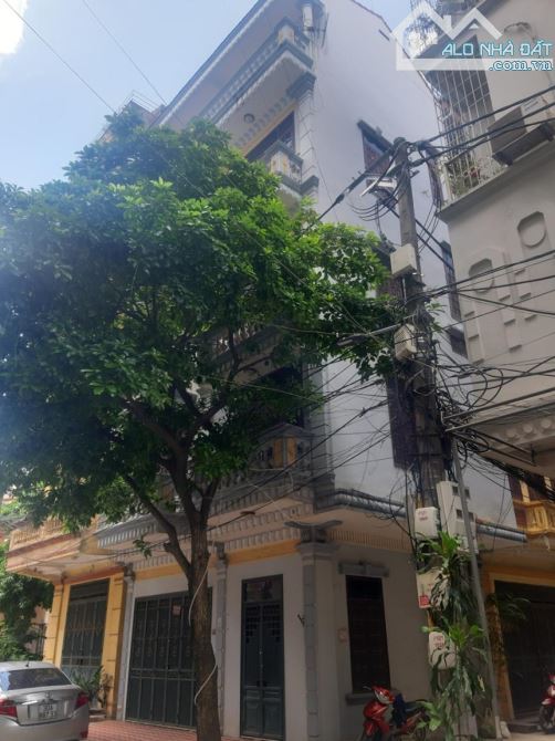 Cho thuê nhà ngõ 100 đường Hoàng Quốc Việt. Dt 40/50m2 x 5 tầng lô góc, 20 tr/tháng - 1