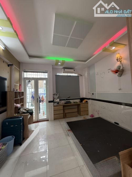 HUỲNH VĂN NGHỆ - TÂN BÌNH - NHÀ 2 TẦNG - 43 M2 - VUÔNG A4 - TẶNG NỘI THẤT - NHỈNH 3 TỶ. - 1