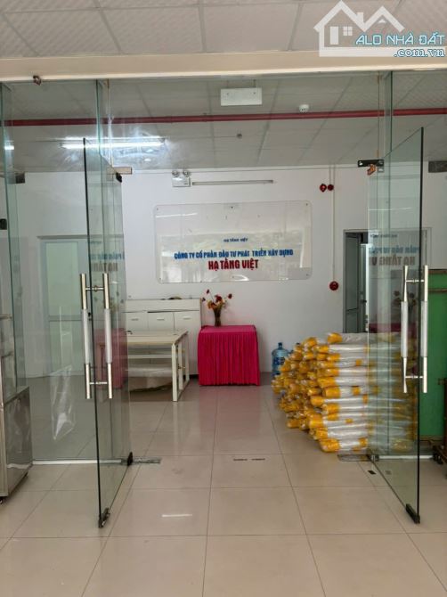 Cho thuê  tầng 1, DT 100m, làm văn phòng hoặc kho, oto đỗ cửa - 1