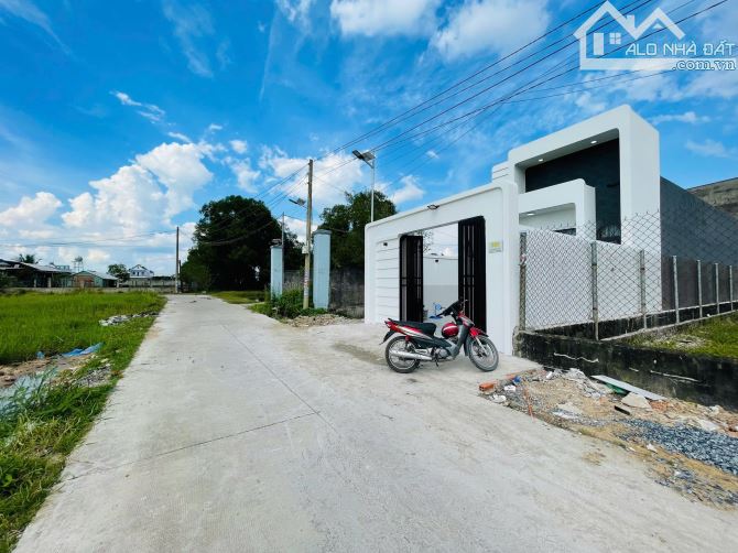 bán gấp nhà đẹp mới sổ hồng hoàn công hỗ trợ vay xã mỹ hạnh bắc đức hoà - 1