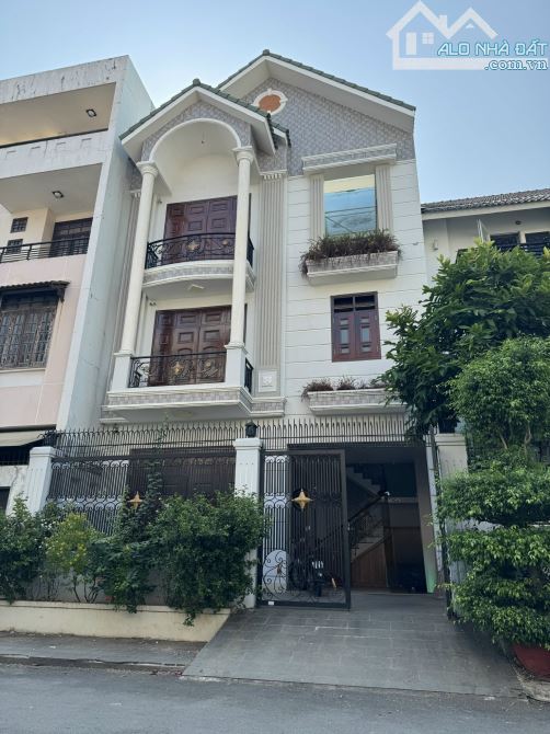 Cho thuê căn biệt thự đường 23, Hiệp Bình Chánh, nhà xây 1 trệt 2 lầu, sân thượng. DT 8x15 - 1
