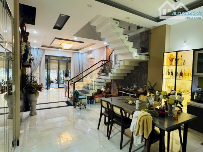 Bán nhà 1 trệt 2 lầu sổ riêng thổ cư p. Long bình - 1