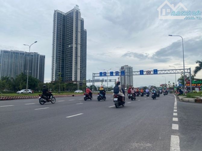 MẶT TIỀN ĐƯỜNG NGUYỄN VĂN LINH F TÂN THUẬN TÂY Q7 ĐƯỜNG 40M NHÀ 4 TẦNG 22.PHÒNG DT 5,2X33 - 1