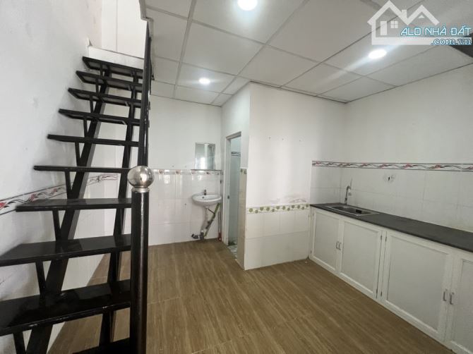 Bán nhà ngay Ngã tư Bình Phước, ngang 3.5m, sổ hồng riêng, giá mini 2.3 tỷ - 1