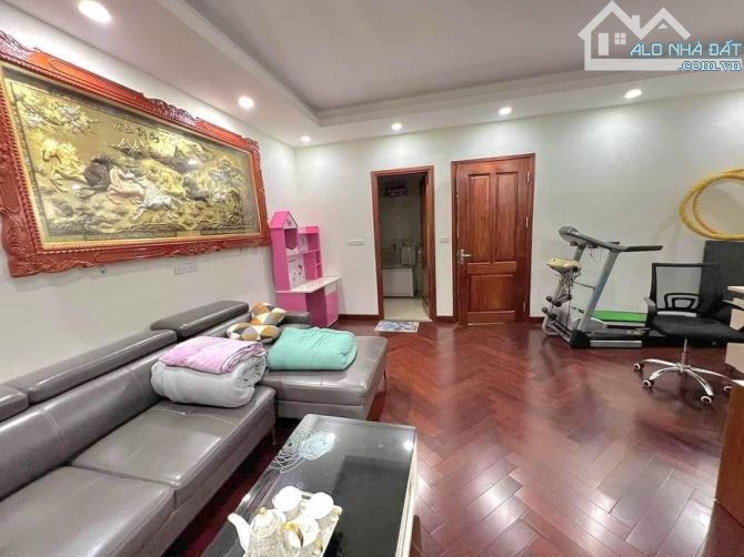 Chủ nhà đang rất gấp bán nhà ngõ 36 Nguyên Hồng – 63m², 5 Tầng, Ô Tô Đỗ Cổng – 19,5 Tỷ - 1