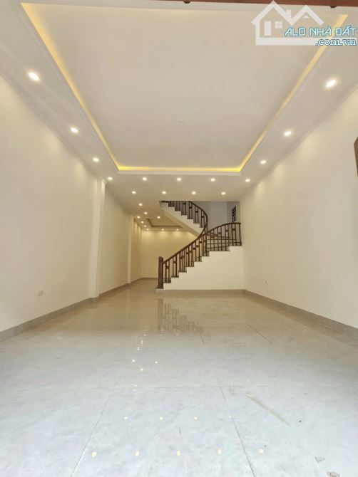Nhà mới 75m*4tầng*4ngủ*hơn 8tỷ. Giá rẻ nhất Long Biên, hàng xóm kđt vin nhiều tiện ích. - 1