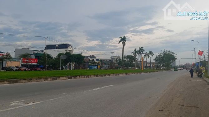 Bán 555m2 đất kinh doanh mặt đường 72m - Quán Bàu - 1