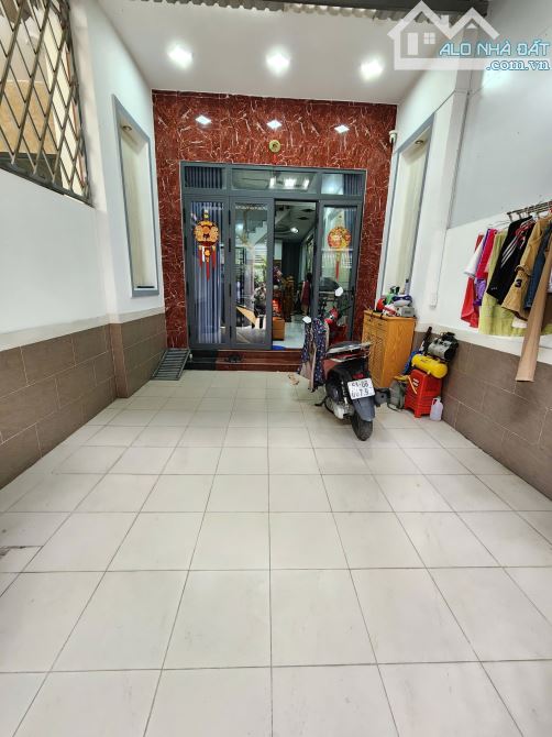 5Tỷ200 🔥👉 Nhà Hoàn Công gần Chợ Dĩ An 1__Hẻm Xe Hơi cách đường Trần Quang Khải chỉ 30m - 1