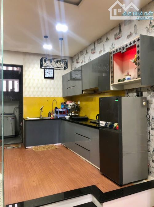 Bán nhà 2 tầng mặt tiền Hoàng Đạo Thúy, diện tích lớn 110m2 đầy đủ công năng vào ở ngay - 1