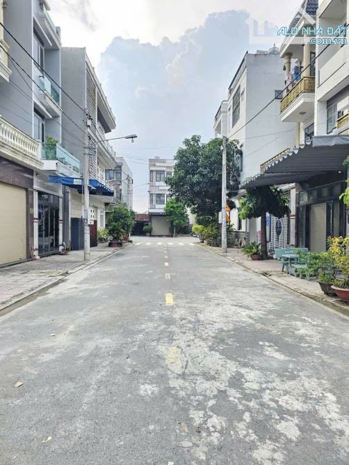 Bán gấp nhà 3 tầng gần tt y tế dĩ an giá đầu tư - 1