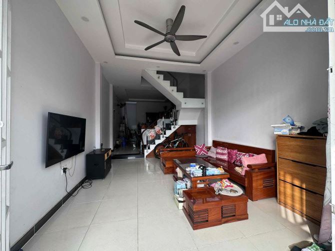 bán nhà phố phú hữu gần vòng xoay và công viên - 1