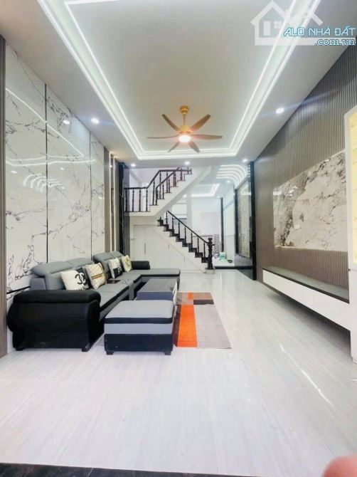 Gấp bán nhà 3 tầng 4pn hẻm xe hơi thông ngay LÊ VĂN KHƯƠNG Q12 DT 67M2 Hơn 4 tỷ - 1
